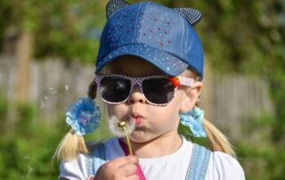 child-blowing-dandelion-pappi