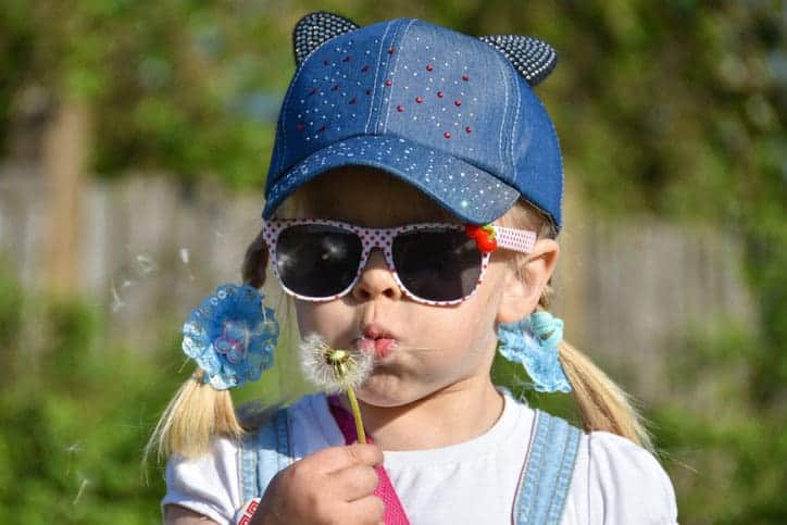 child-blowing-dandelion-pappi